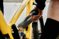 Fidlock TWIST Trinkflasche 590 ml antibakteriell, Set (mit Bottle Connector und Bike Base). Transparent Blac