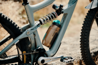 Fidlock TWIST Trinkflasche 590 ml antibakteriell, Set (mit Bottle Connector und Bike Base). Transparent Blac