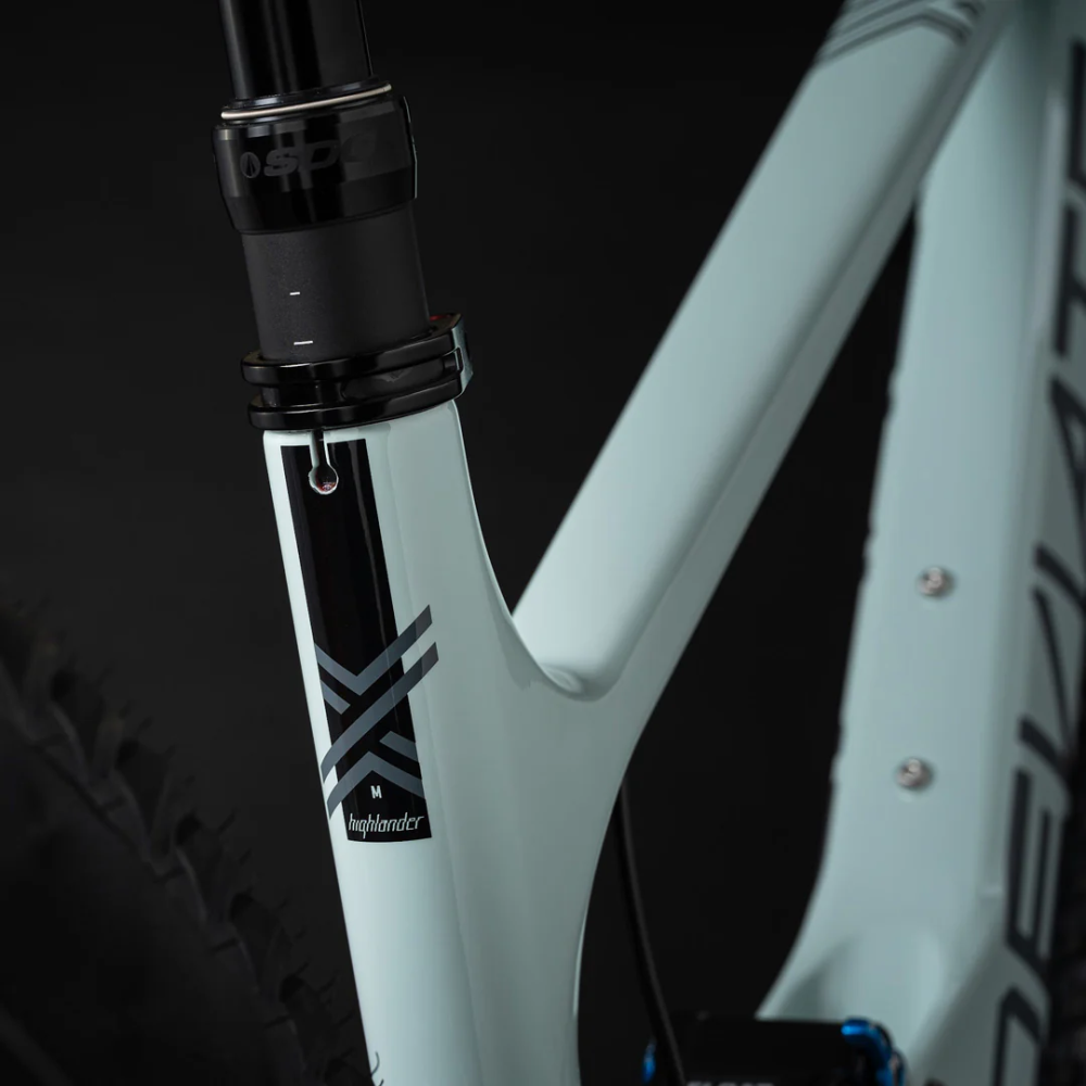 DEVIATE CYCLES HIGHLANDER II || IONA GREEN || ELITE Medium (170-180cm))