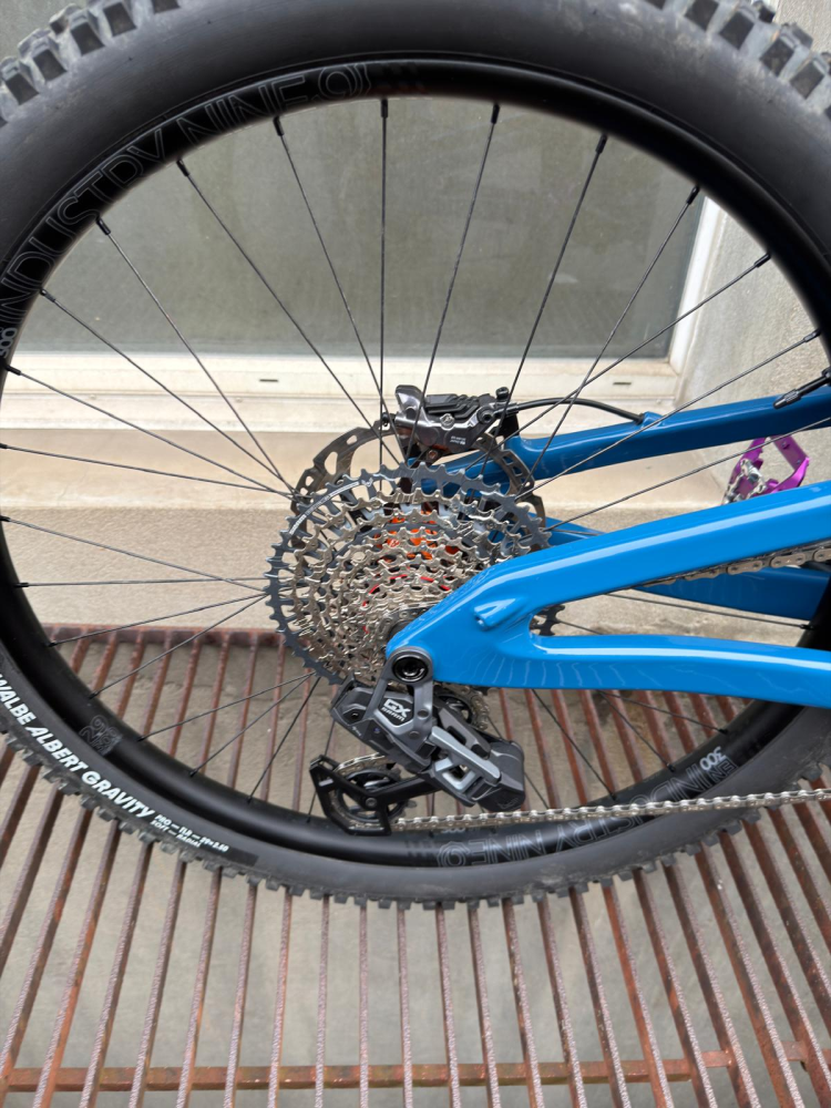 DEVIATE CYCLES Highlander 2 Custom Gr.L  / Wurde nur 1 Tag gefahren, kleiner Kratzer hinten li